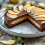 deliziosa torta mousse alle pere e cioccolato, un dolce freddo facile da preparare e incredibilmente cremoso, perfetto per ogni occasione.